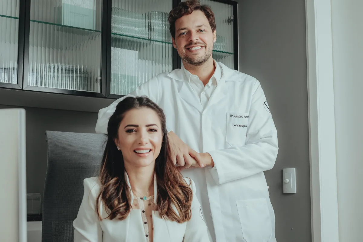 Dra. Dâmia e Dr. Gustavo, especialistas da Vendramini Amorim Dermatologia
